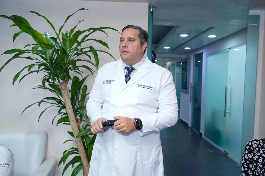 Dr. Héctor José López, traumatólogo ortopédico @ TraumaCore - Núcleo Traumatológico Especializado • Santo Domingo, República Dominicana